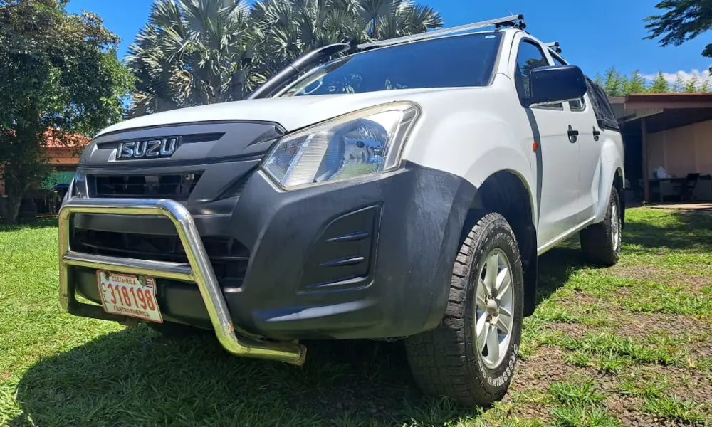 white 4x4 isuzu dmax 2019 